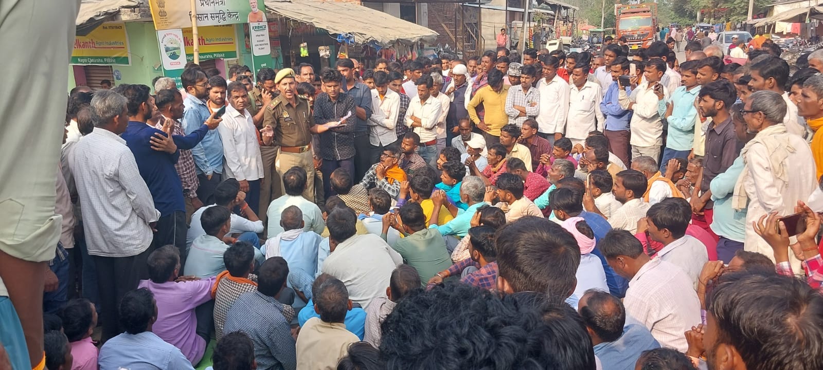 नगर चौराहे पर जाम के दौराने किसानो से वार्ता करती पुलिस । संवाद