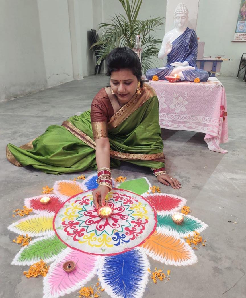 शहर में दीपावली पर्व पर घर पर महिलाओं ने सजाई रंगोली । संवाद शहर में दीपावली पर्व पर घर पर महिलाओं ने सजाई रंगोली । संवाद