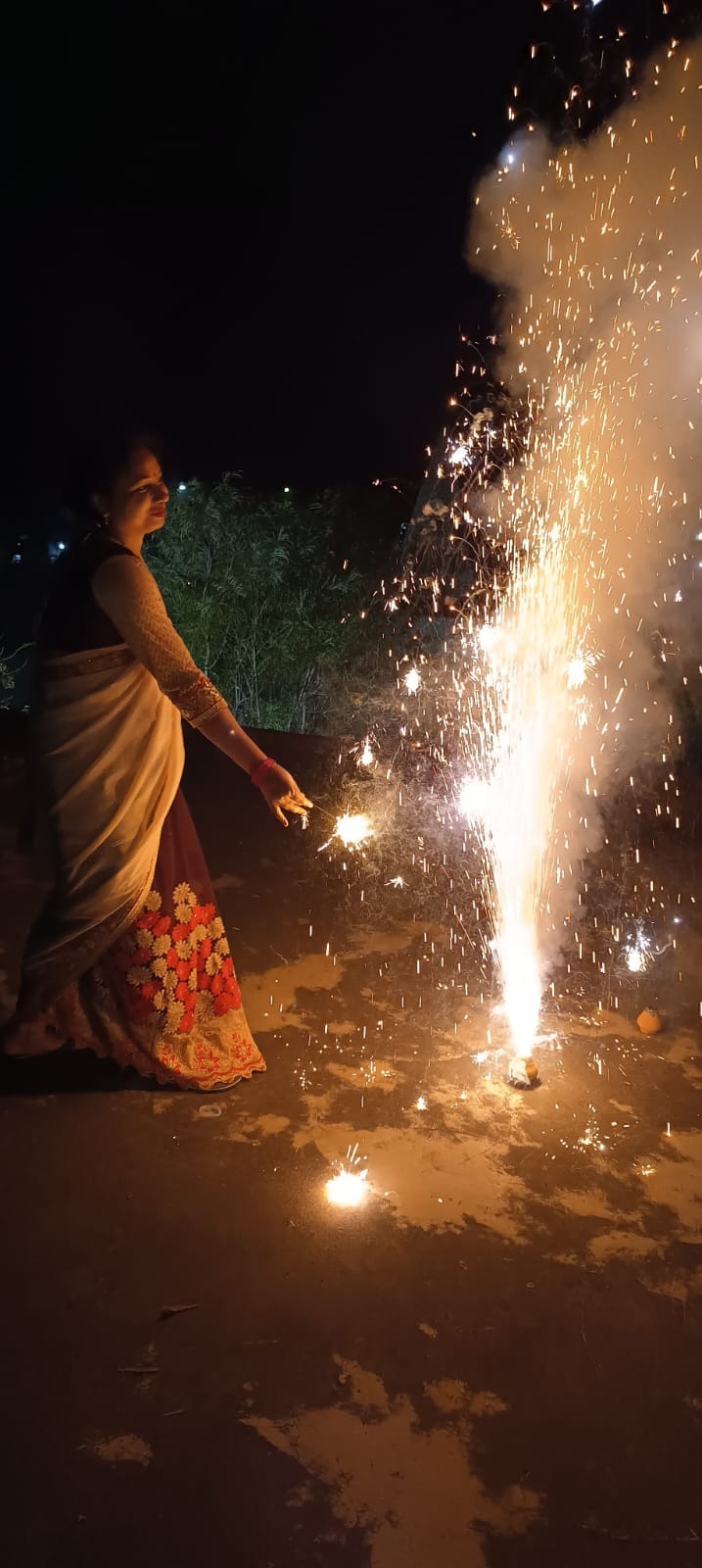 शहर में दीपावली पर्व पर घर पर महिलाओं ने सजाई रंगोली । संवाद शहर में दीपावली पर्व पर घर पर महिलाओं ने सजाई रंगोली । संवाद