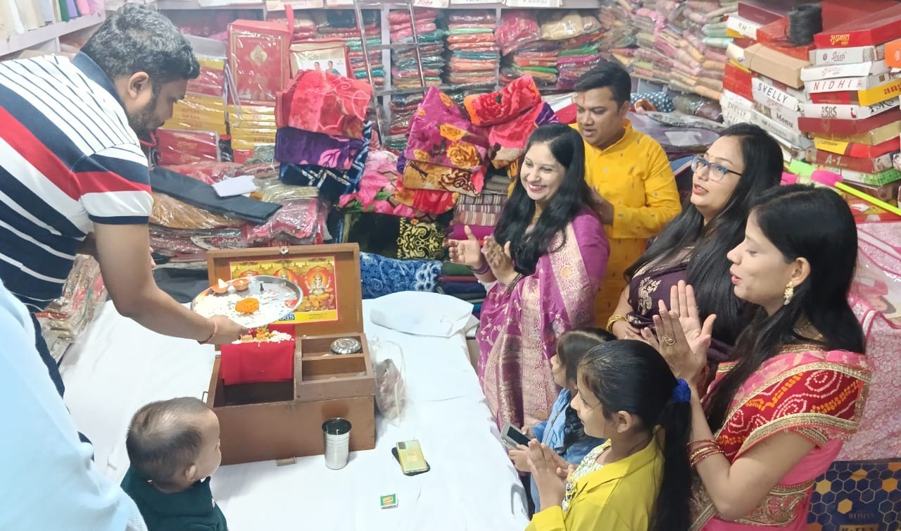 शहर में दीपावली पर्व पर घर पर महिलाओं ने सजाई रंगोली । संवाद शहर में दीपावली पर्व पर घर पर महिलाओं ने सजाई रंगोली । संवाद
