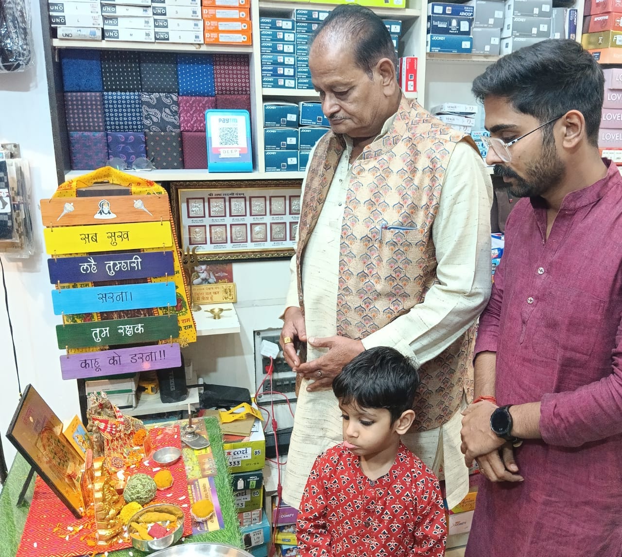 शहर में दीपावली पर्व पर घर पर महिलाओं ने सजाई रंगोली । संवाद शहर में दीपावली पर्व पर घर पर महिलाओं ने सजाई रंगोली । संवाद