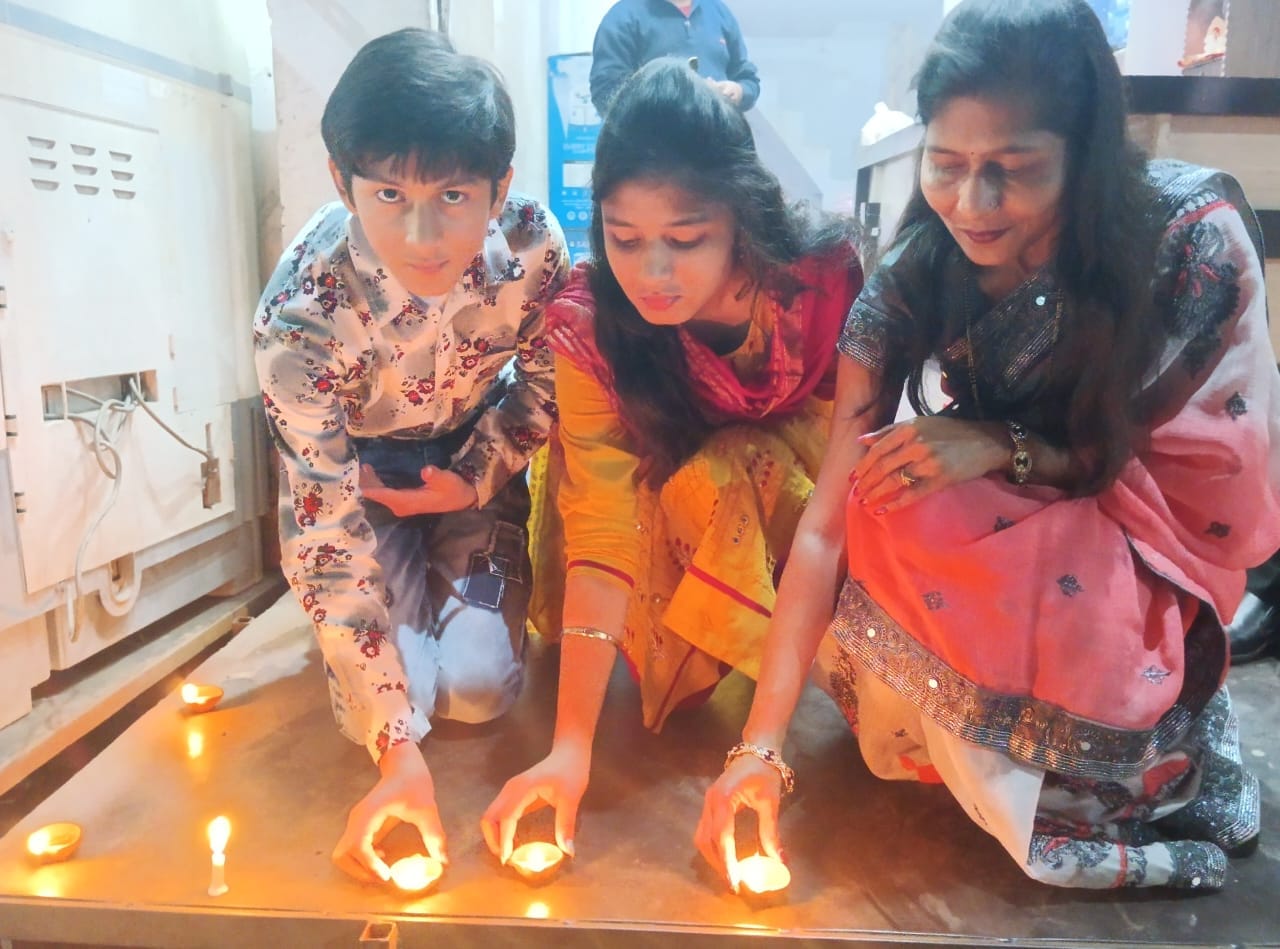 शहर में दीपावली पर्व पर घर पर महिलाओं ने सजाई रंगोली । संवाद शहर में दीपावली पर्व पर घर पर महिलाओं ने सजाई रंगोली । संवाद