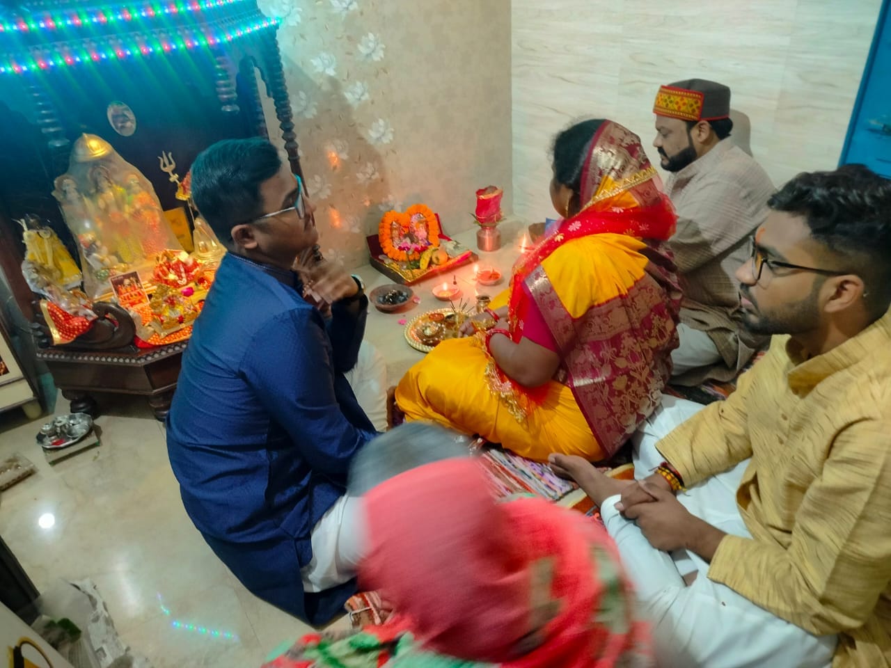 शहर में दीपावली पर्व पर घर पर महिलाओं ने सजाई रंगोली । संवाद शहर में दीपावली पर्व पर घर पर महिलाओं ने सजाई रंगोली । संवाद