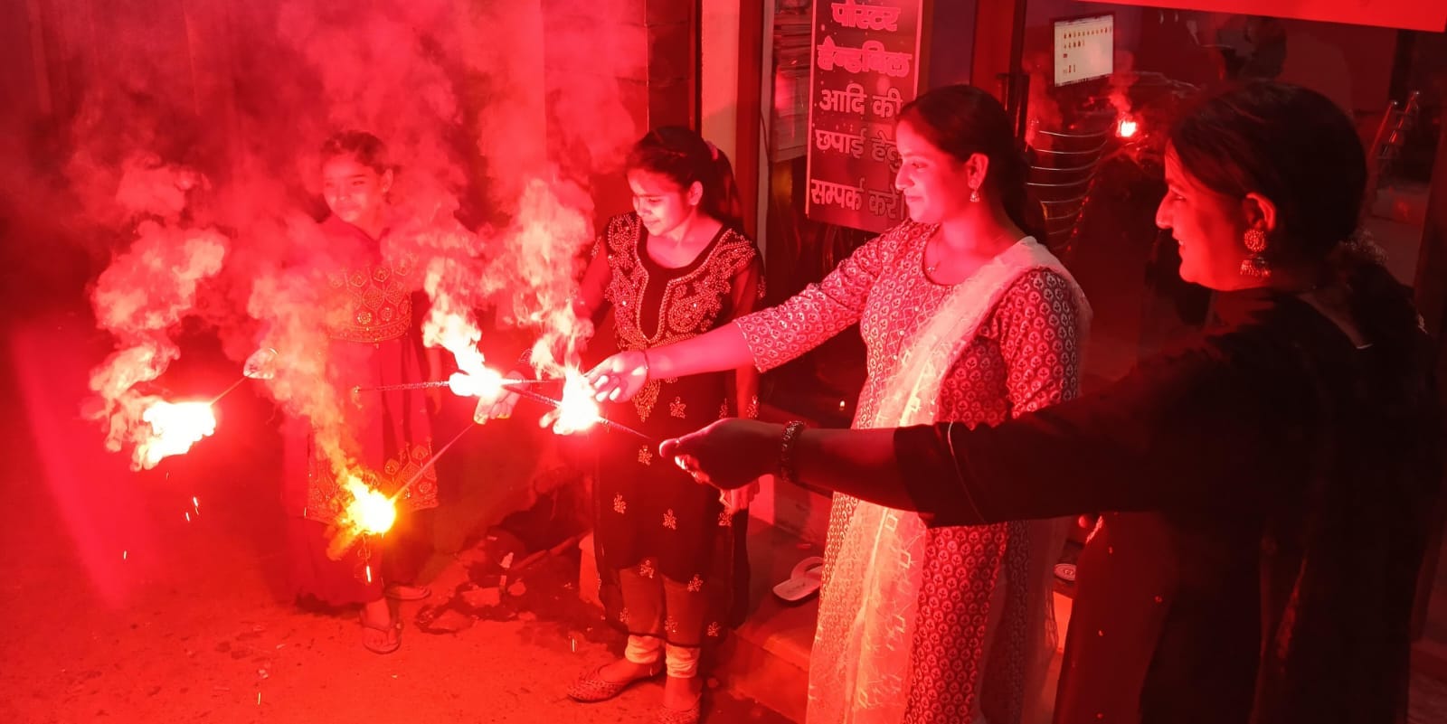 शहर में दीपावली पर्व पर घर पर महिलाओं ने सजाई रंगोली । संवाद शहर में दीपावली पर्व पर घर पर महिलाओं ने सजाई रंगोली । संवाद