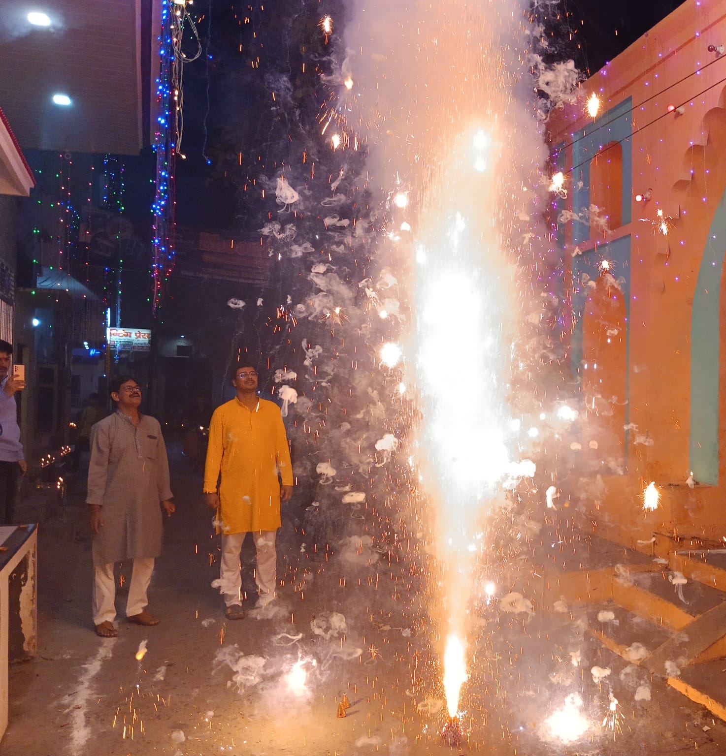 शहर में दीपावली पर्व पर घर पर महिलाओं ने सजाई रंगोली । संवाद शहर में दीपावली पर्व पर घर पर महिलाओं ने सजाई रंगोली । संवाद