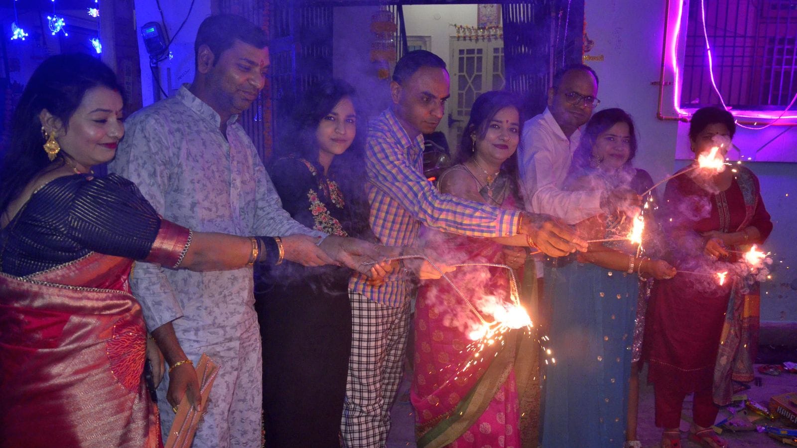 दीपावली पर श्रीराम नगर में आतिशबाजी जलाते लोग। संवाद