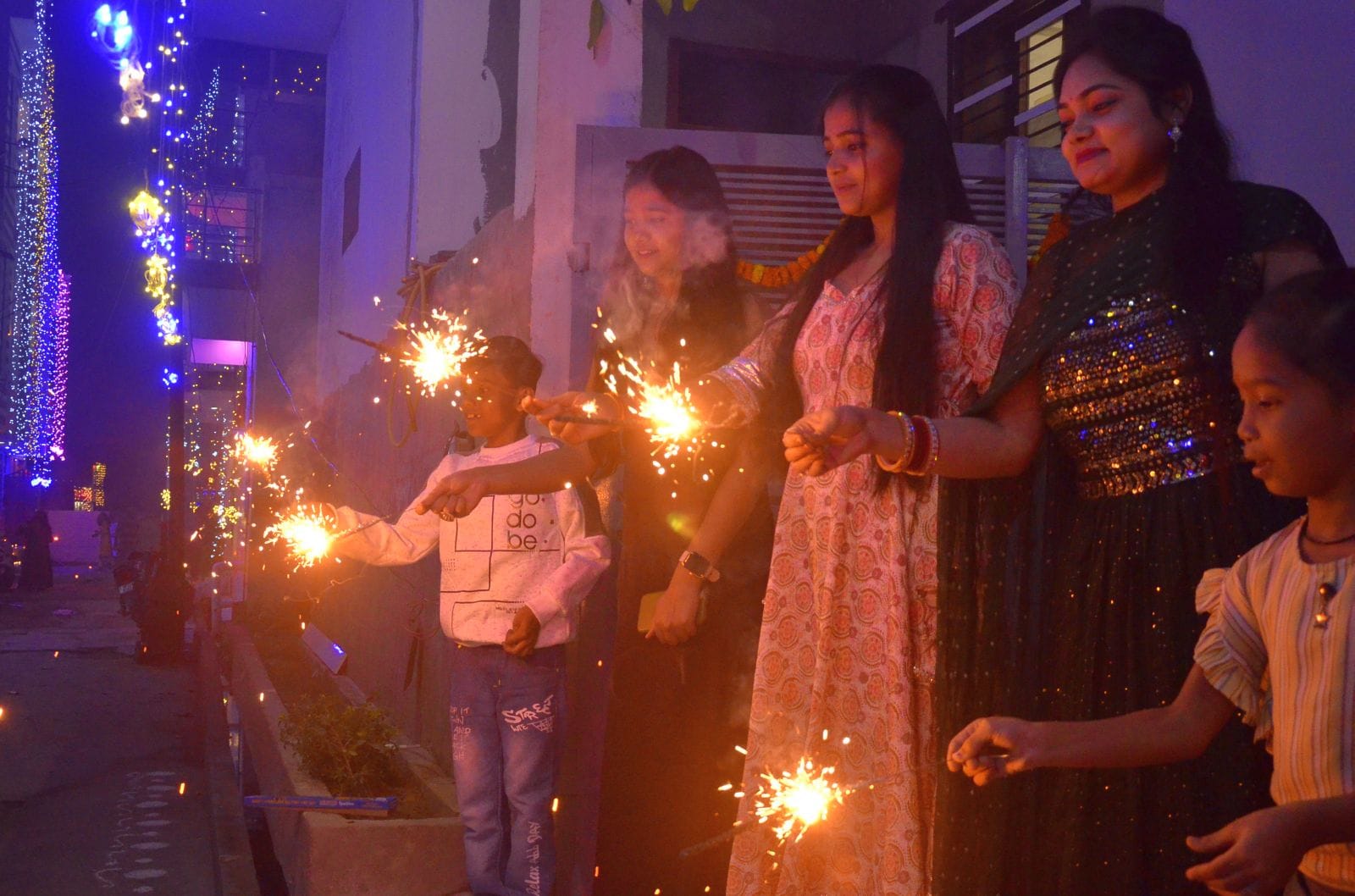 दीपावली पर श्रीराम नगर में आतिशबाजी जलाते लोग। संवाद