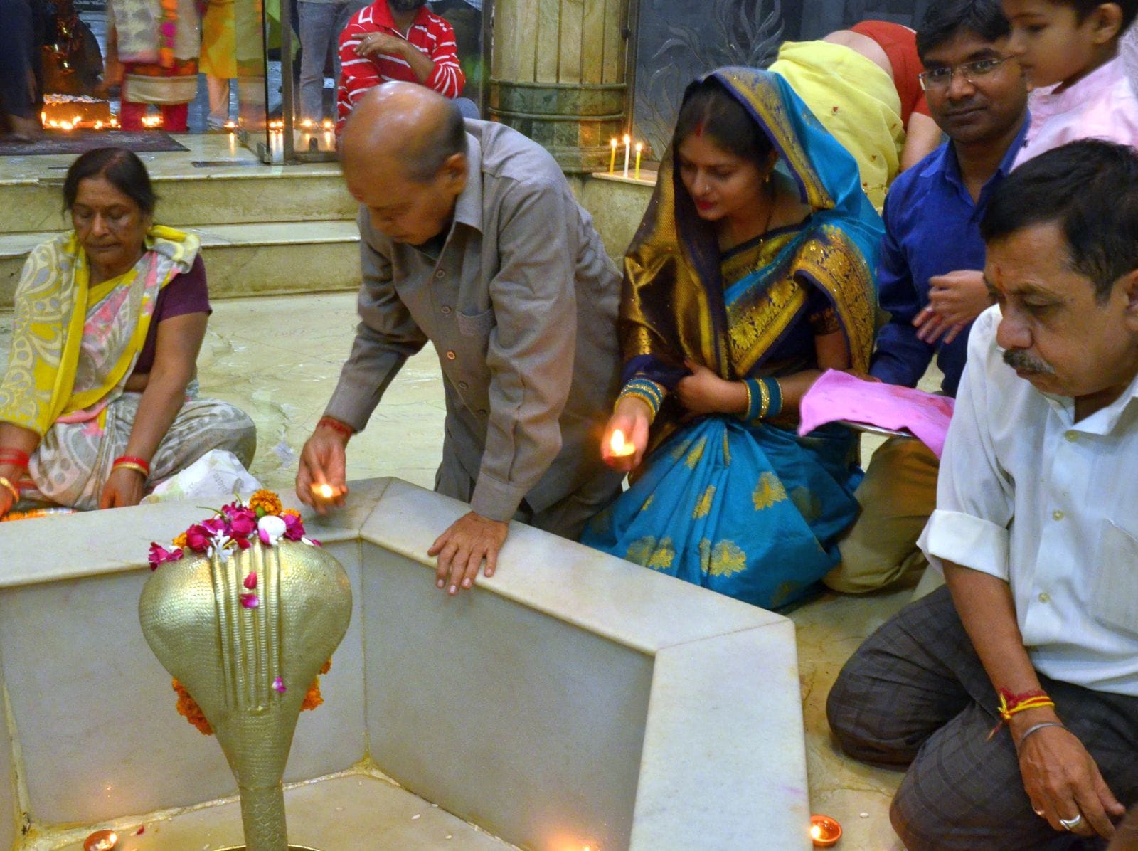 दीपावली पर श्रीराम नगर में आतिशबाजी जलाते लोग। संवाद