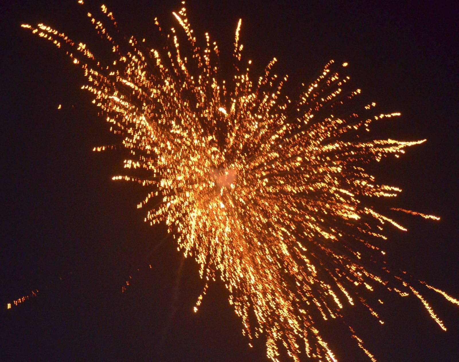 दीपावली पर श्रीराम नगर में आतिशबाजी जलाते लोग। संवाद