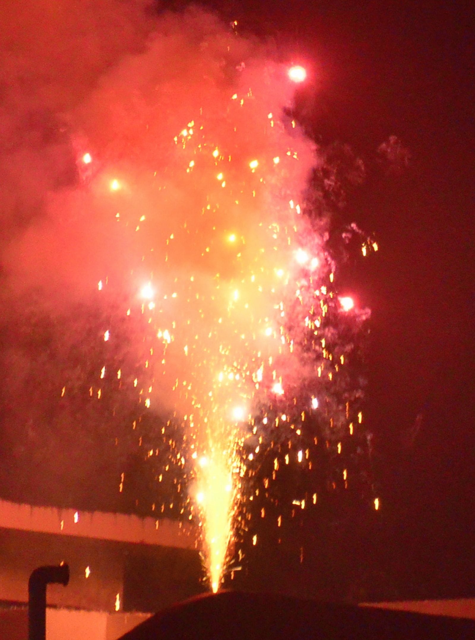 दीपावली पर श्रीराम नगर में आतिशबाजी जलाते लोग। संवाद