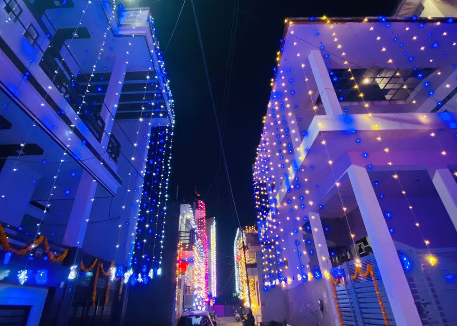 दीपावली पर श्रीराम नगर में आतिशबाजी जलाते लोग। संवाद