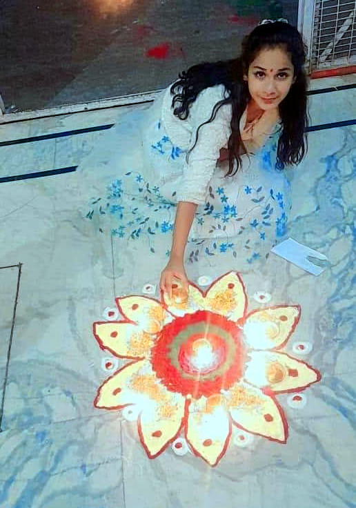 दीपावली पर श्रीराम नगर में आतिशबाजी जलाते लोग। संवाद