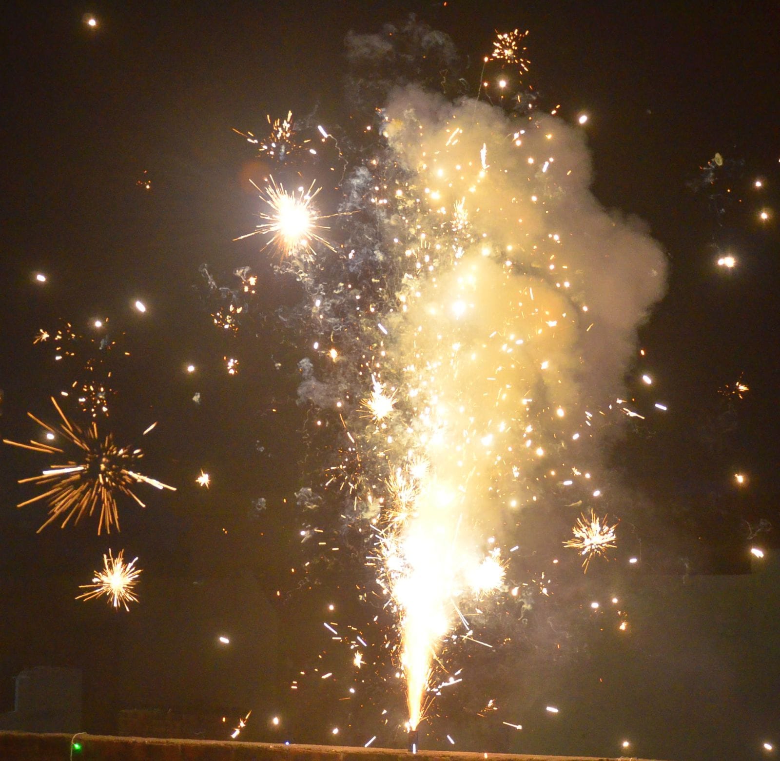 दीपावली पर श्रीराम नगर में आतिशबाजी जलाते लोग। संवाद