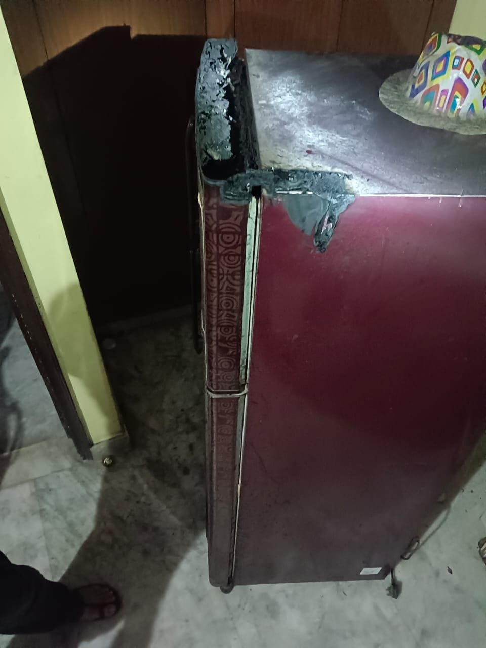 फोटो 13- गोहाना के गांव बिचपड़ी में मकान में लगी आग के बाद जला फ्रिज। स्रोत : ग्रामीण