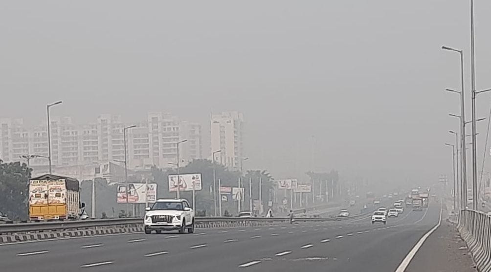 फोटो 27- सोनीपत के गांव रोहट में दीवाली पर्व पर आतिशबाजी करते लोग। संवाद