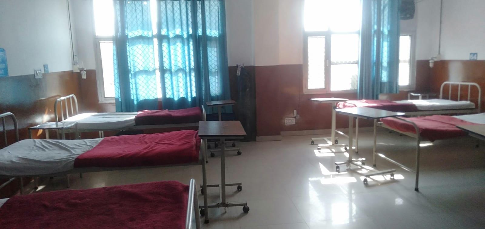 मरीजों की भर्ती तीन दिनों से बंद होने पर खाली पड़ा महिला रोगी वार्ड: संवाद मरीजों की भर्ती तीन दिनों से बंद होने पर खाली पड़ा महिला रोगी वार्ड: संवाद