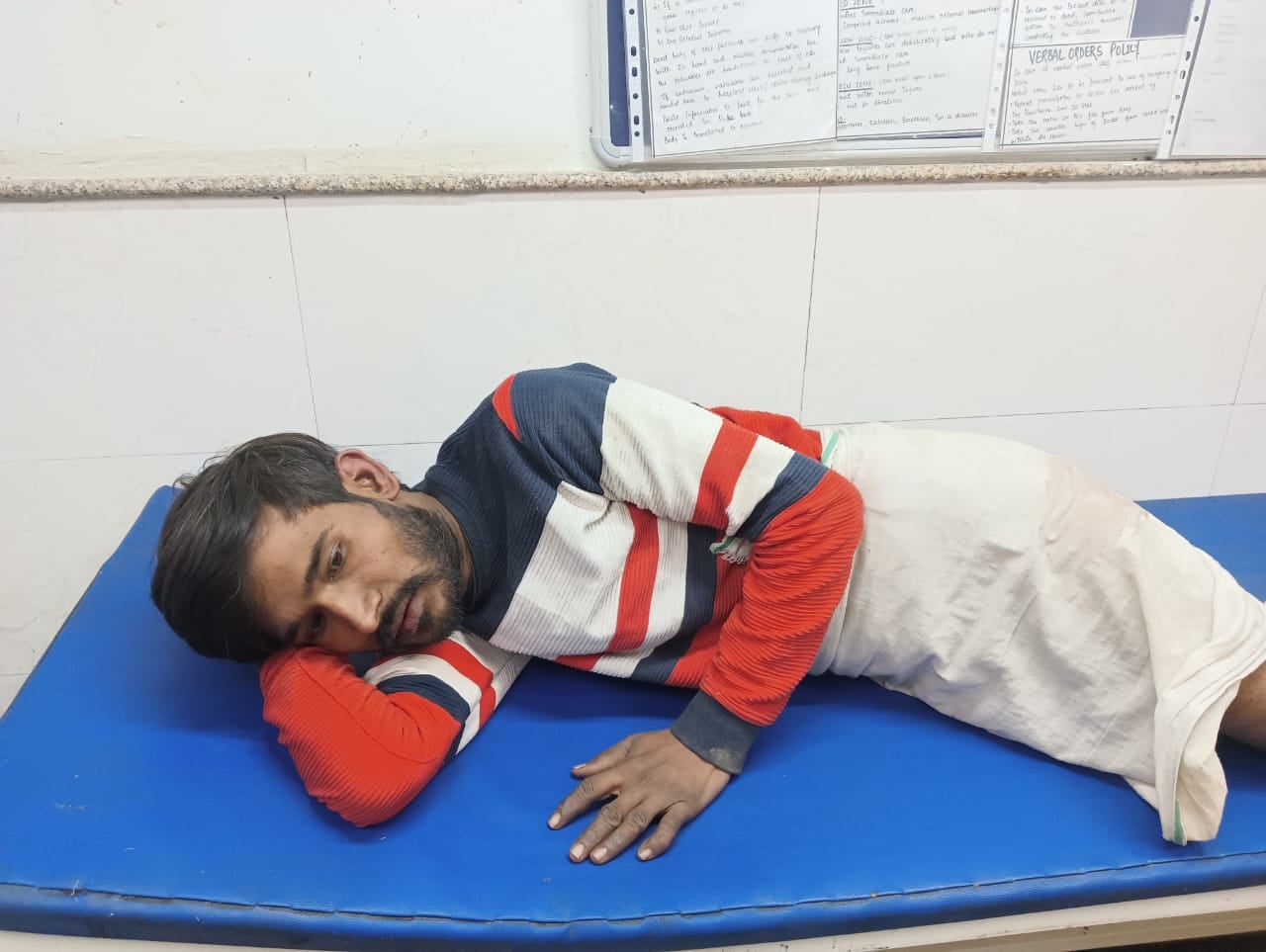 नागरिक अस्पताल में विलाप करती मृतक जय नारायण की पत्नी नागरिक अस्पताल में विलाप करती मृतक जय नारायण की पत्नी