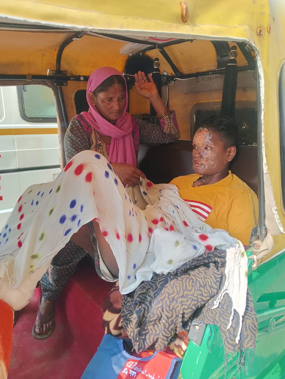 नागरिक अस्पताल में विलाप करती मृतक जय नारायण की पत्नी नागरिक अस्पताल में विलाप करती मृतक जय नारायण की पत्नी