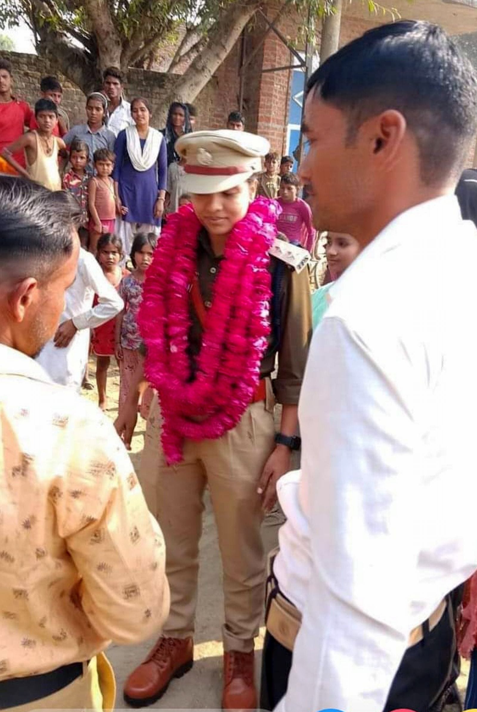 पुलिस की वर्दी पहने महिला।स्रोत-वायरल फोटो