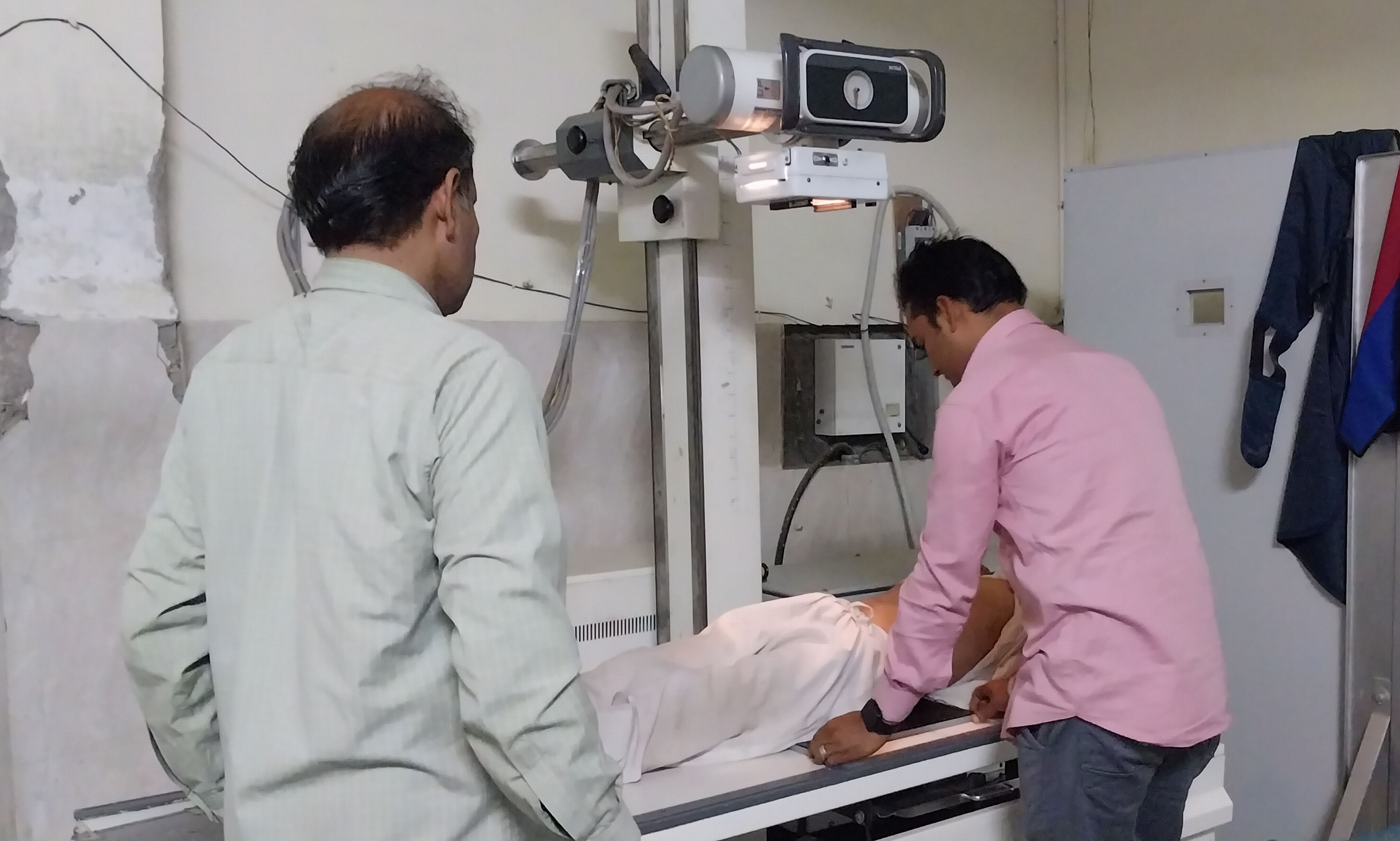  सिविल अस्पताल में एक्स-रे करवाने के लिए बारी का इंतजार करते मरीज। 