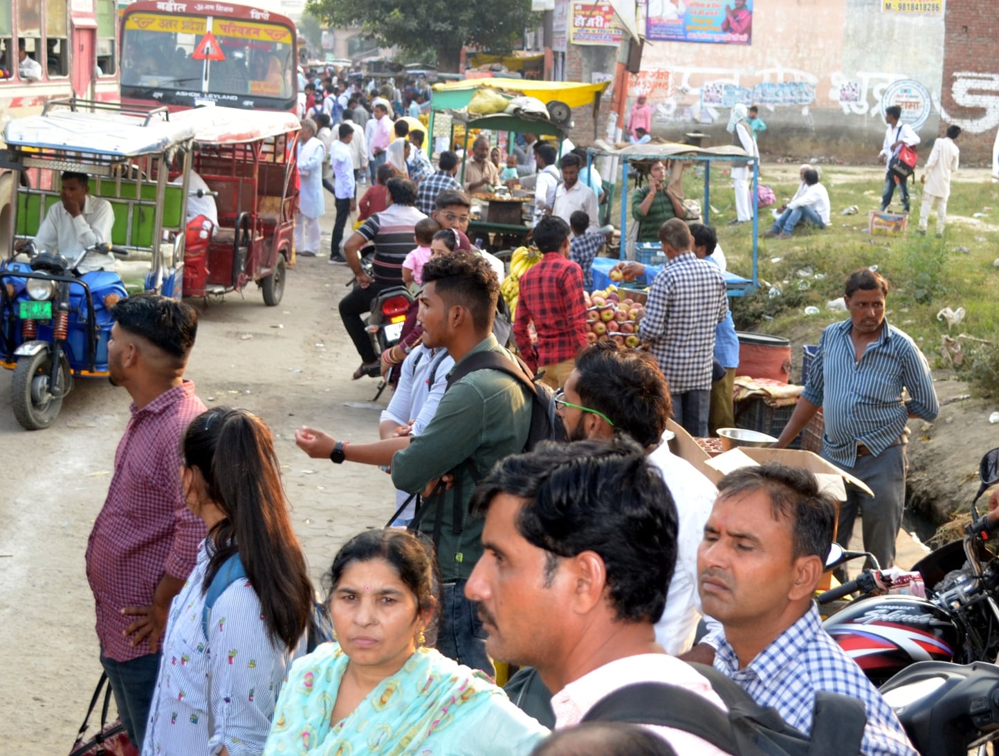 शामली रेलवे स्टेशन पर यात्रियो की लगी भीड शामली रेलवे स्टेशन पर यात्रियो की लगी भीड