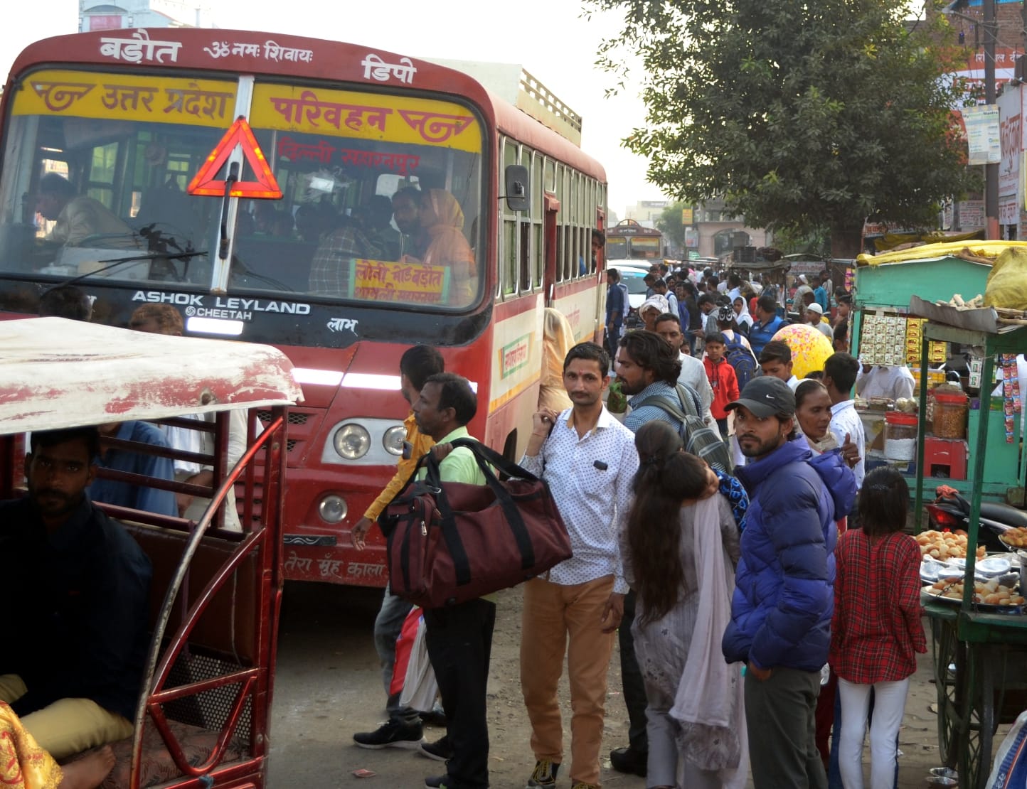 शामली रेलवे स्टेशन पर यात्रियो की लगी भीड शामली रेलवे स्टेशन पर यात्रियो की लगी भीड