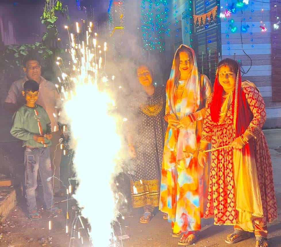 दीपावली पर रंग बिरंगी रोशनी से सजा शहर दीपावली पर रंग बिरंगी रोशनी से सजा शहर