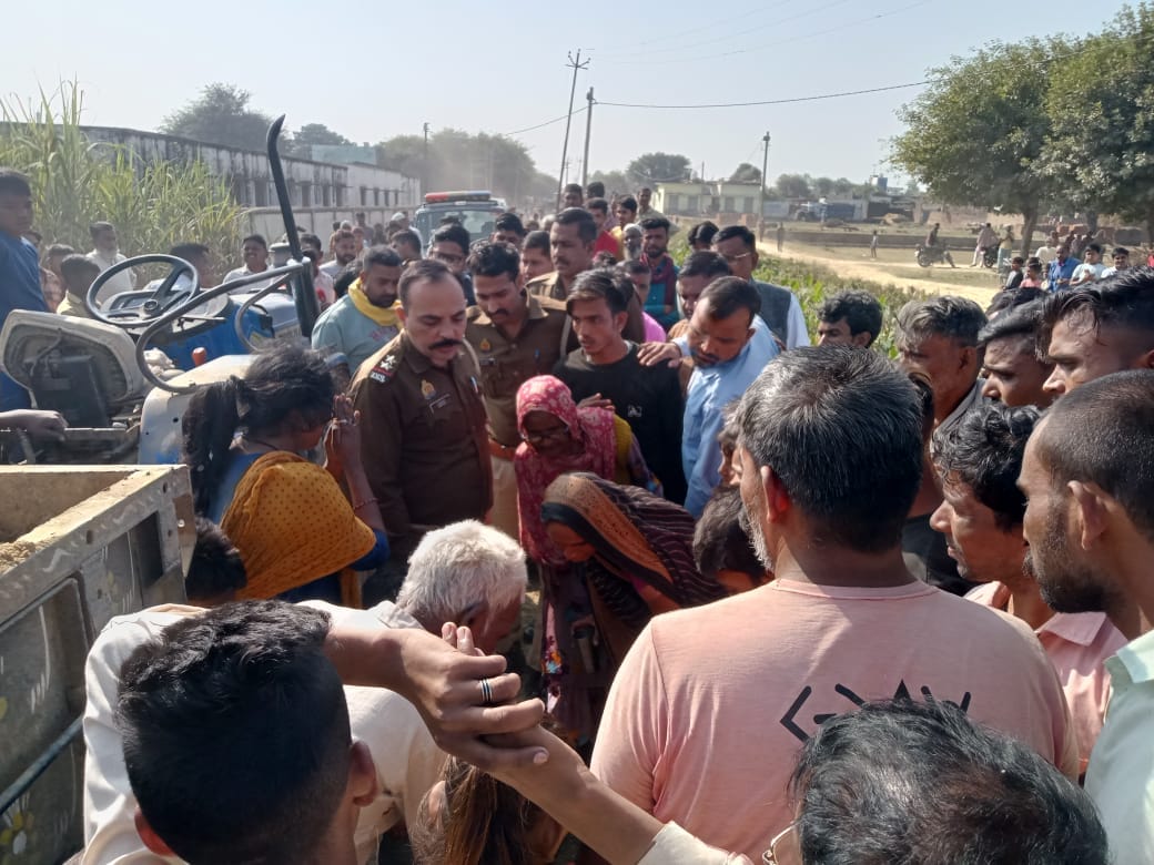 अमरिया क्षेत्र के गांव सरैनी तिरकुनिया में दुर्घटना के बाद मौके पर लगी भीड़ व मौजूद पुलिस । संव