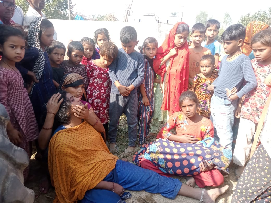 अमरिया क्षेत्र के गांव सरैनी तिरकुनिया में दुर्घटना के बाद मौके पर लगी भीड़ व मौजूद पुलिस । संव