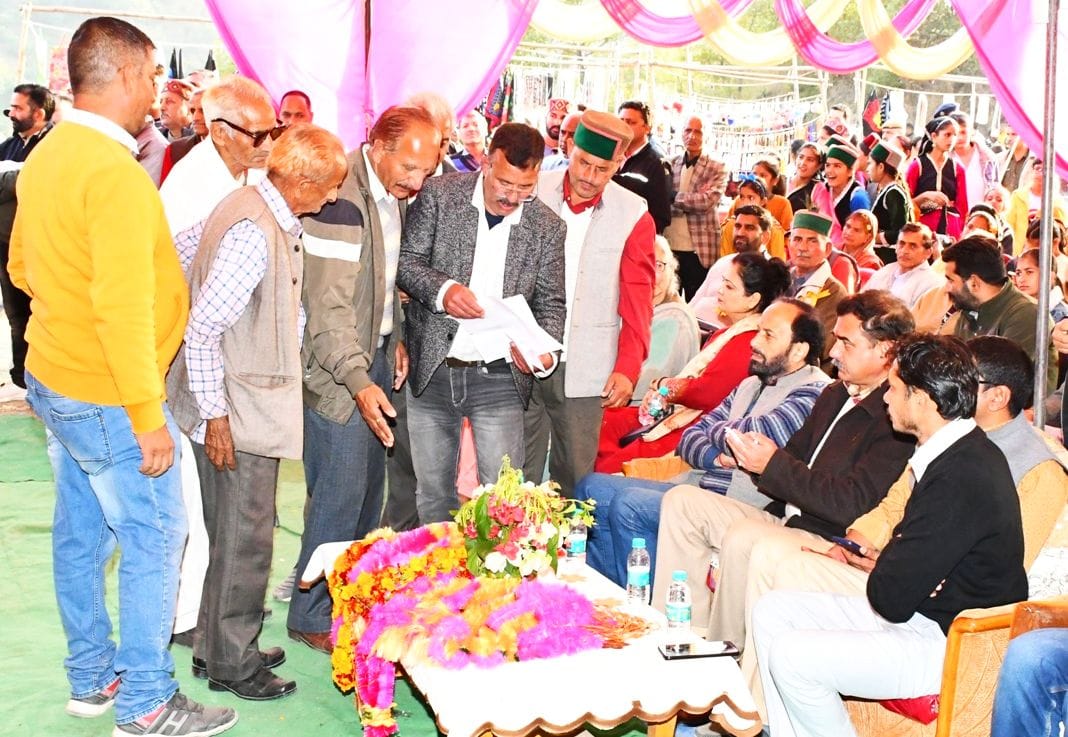 अर्की विधानसभा क्षेत्र की ग्राम पंचायत पलोग के मांजू गांव में बाल दिवस पर आयोजित वितरण समारोह म अर्की विधानसभा क्षेत्र की ग्राम पंचायत पलोग के मांजू गांव में बाल दिवस पर आयोजित वितरण समारोह म