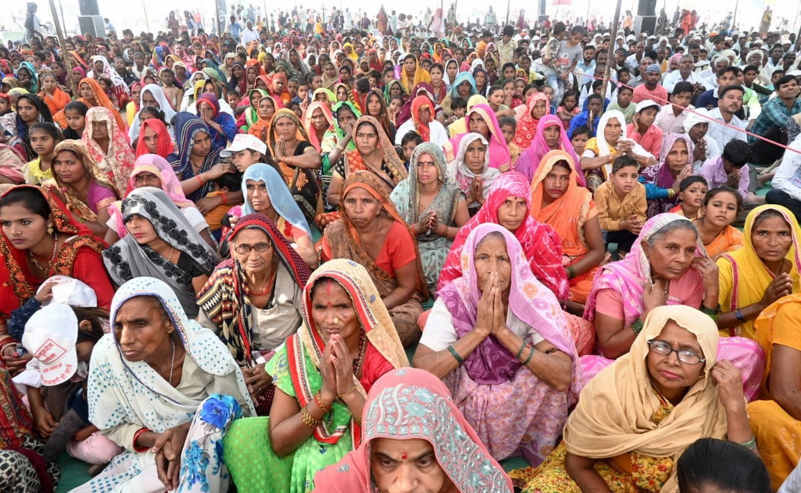 असिस बर्खिन गांव में प्रवचन देते संत बाबा जयगुरूदेव के उत्तराधिकारी पंकज महाराज। संवाद