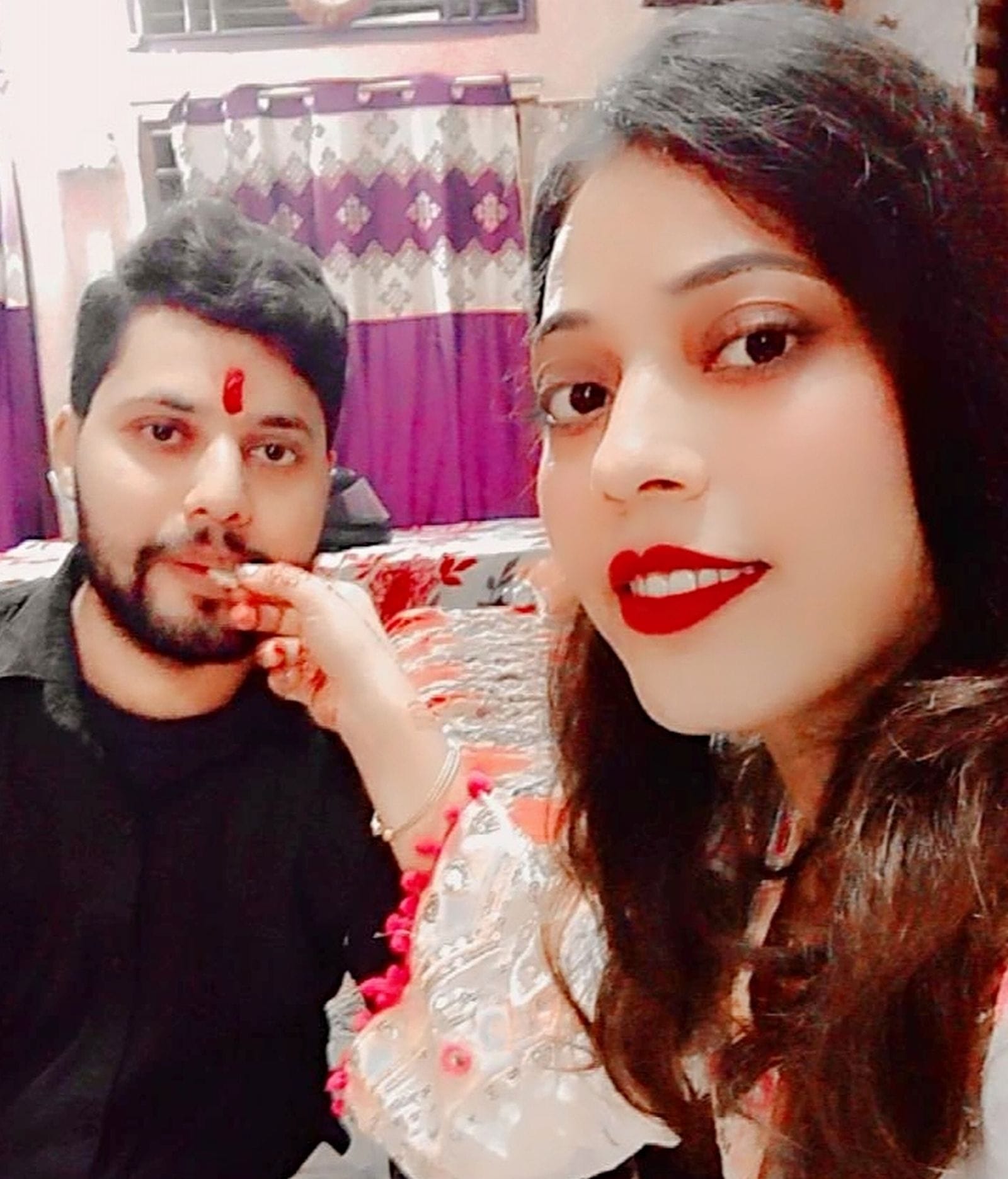 भाई दूज पर भाई का तिलक करती बहन। संवाद भाई दूज पर भाई का तिलक करती बहन। संवाद