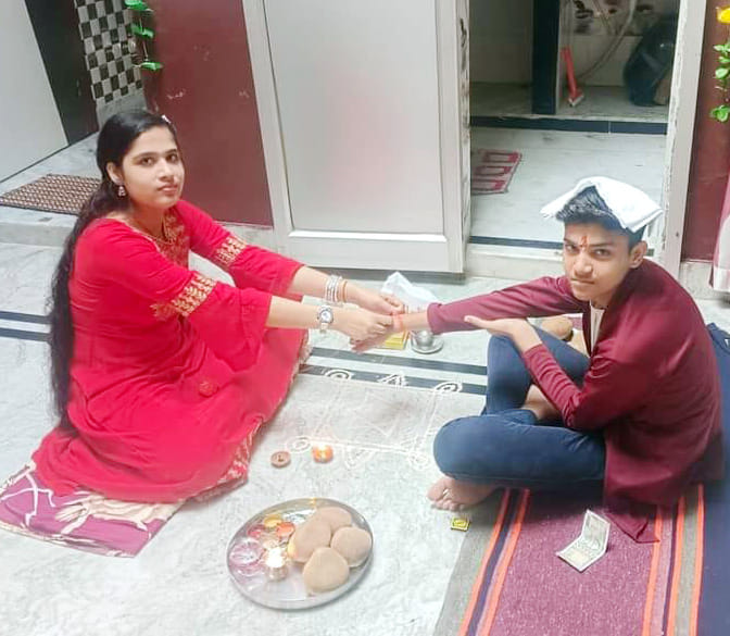भाई दूज पर भाई का तिलक करती बहन। संवाद भाई दूज पर भाई का तिलक करती बहन। संवाद