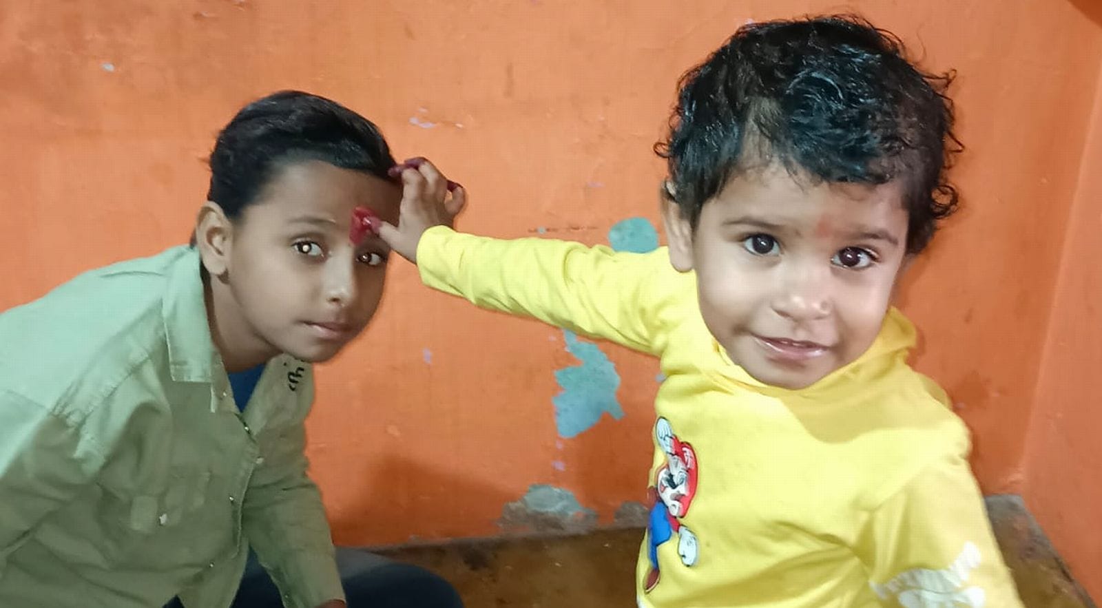 भाई दूज पर भाई का तिलक करती बहन। संवाद भाई दूज पर भाई का तिलक करती बहन। संवाद