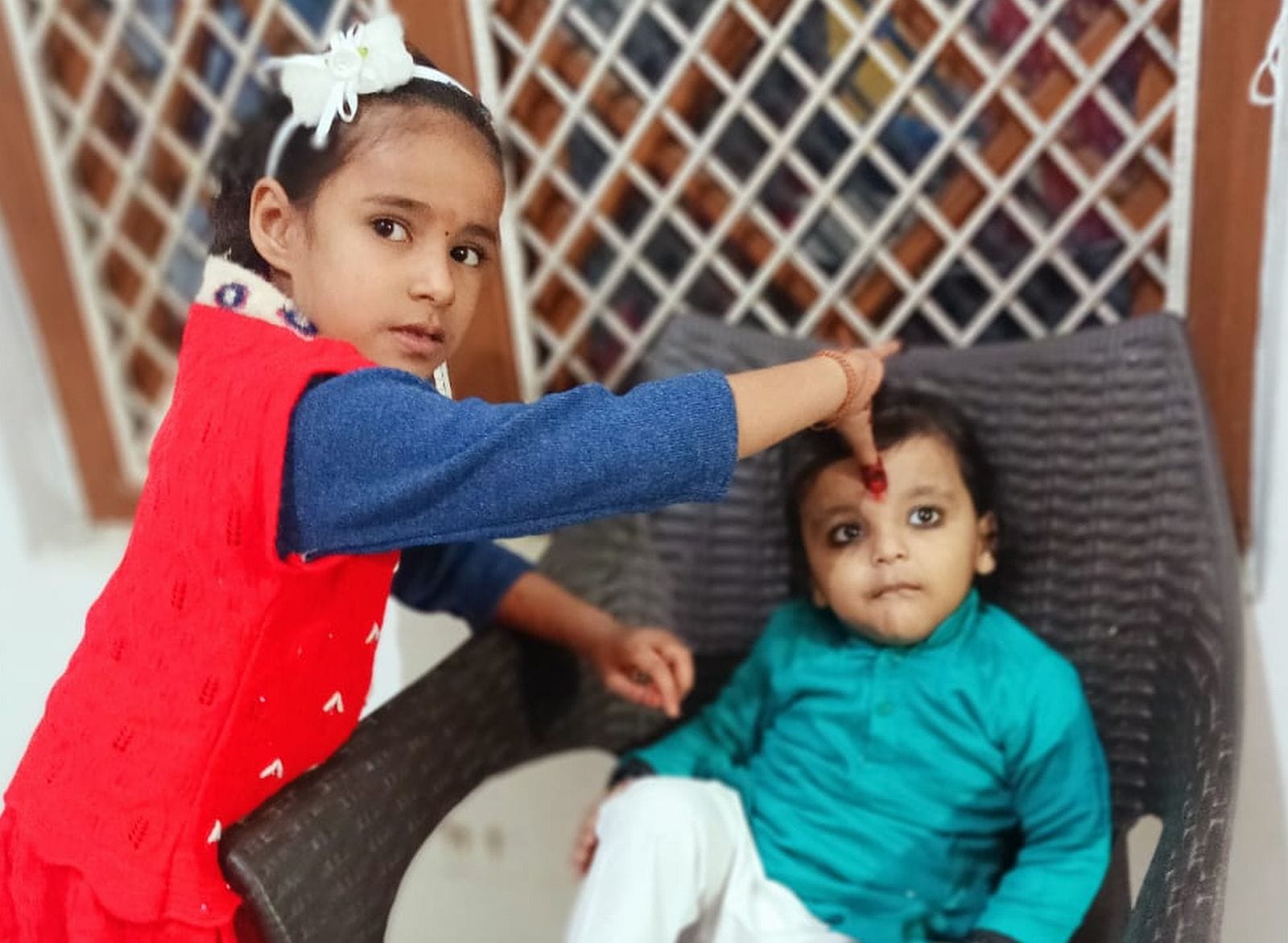 भाई दूज पर भाई का तिलक करती बहन। संवाद भाई दूज पर भाई का तिलक करती बहन। संवाद