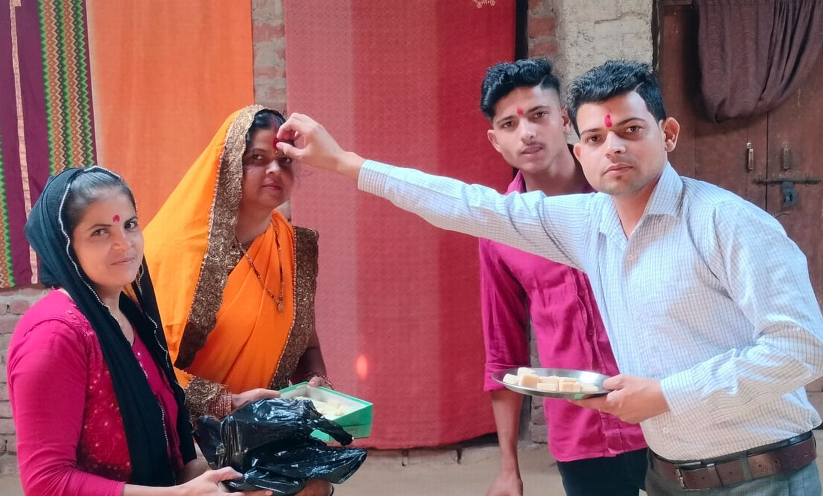 भाई दूज पर भाई का तिलक करती बहन। संवाद भाई दूज पर भाई का तिलक करती बहन। संवाद