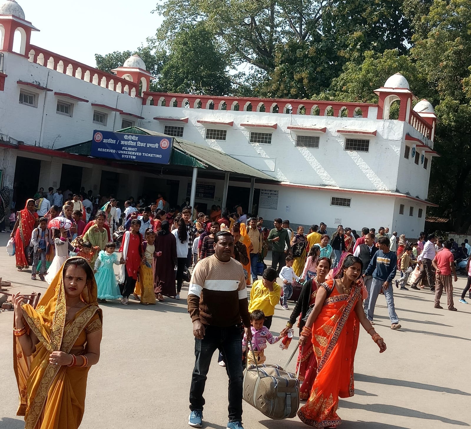 भाई दूज पर्व पर रोडवेज बसो में रही यात्रियो की भीड़ । संवाद