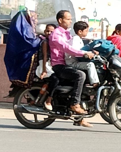 भाई दूज पर्व पर रोडवेज बसो में रही यात्रियो की भीड़ । संवाद