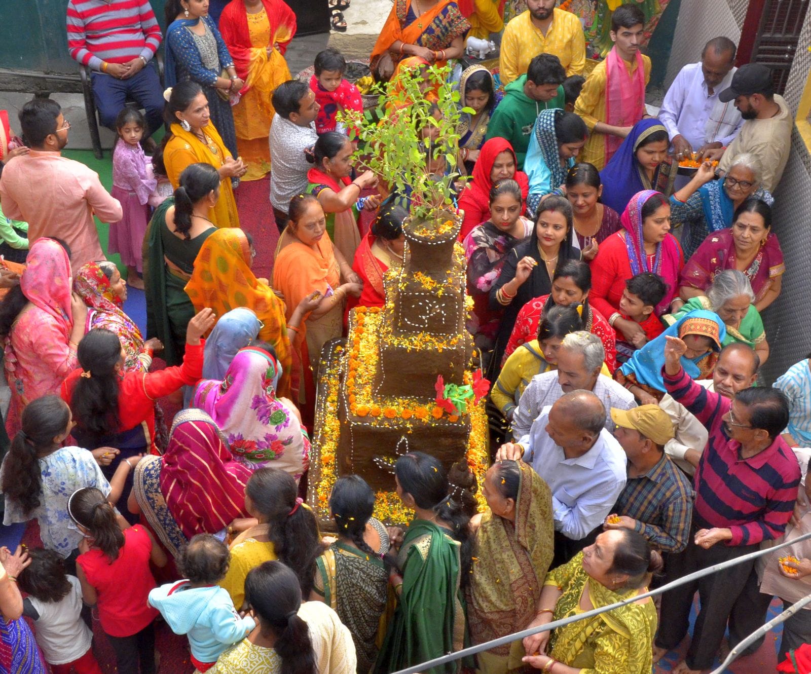 बजरंग नगर में गोवर्धन की पूजन करती महिलाएं। संवाद