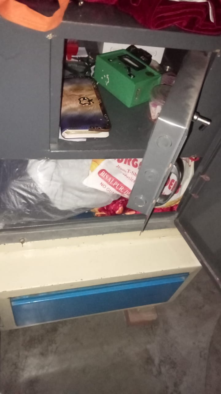 बीसलपुर में चोरी की घटना के बाद खुली पड़ी अलमारी । स्रोत - पीड़ित