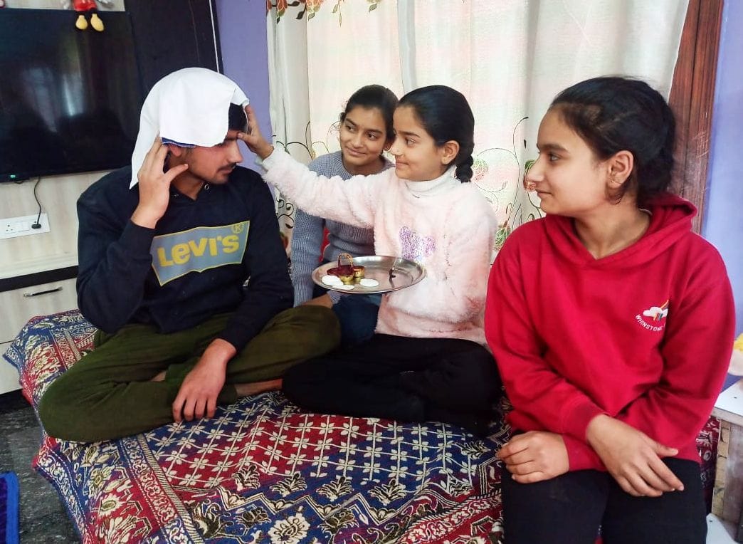 बद्दी में भैयादूज पर अपने भाई को तीलक लगाती बहन। संवाद बद्दी में भैयादूज पर अपने भाई को तीलक लगाती बहन। संवाद