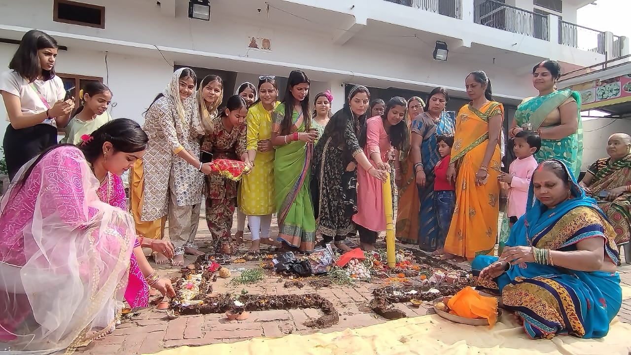 गोवर्धन पूजा के दौरान सेल्फी लेतीं युवतियां। गोवर्धन पूजा के दौरान सेल्फी लेतीं युवतियां।