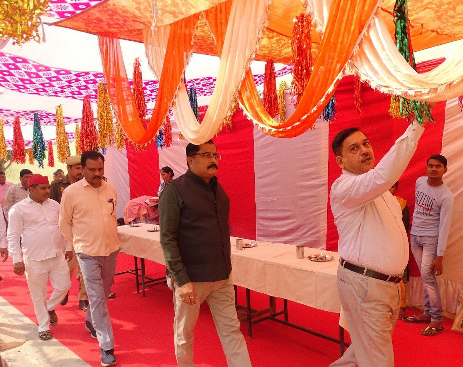 जिला जेल परिसर में भाई को तिलक कर त्योहार मनाती बहन, संवाद जिला जेल परिसर में भाई को तिलक कर त्योहार मनाती बहन, संवाद