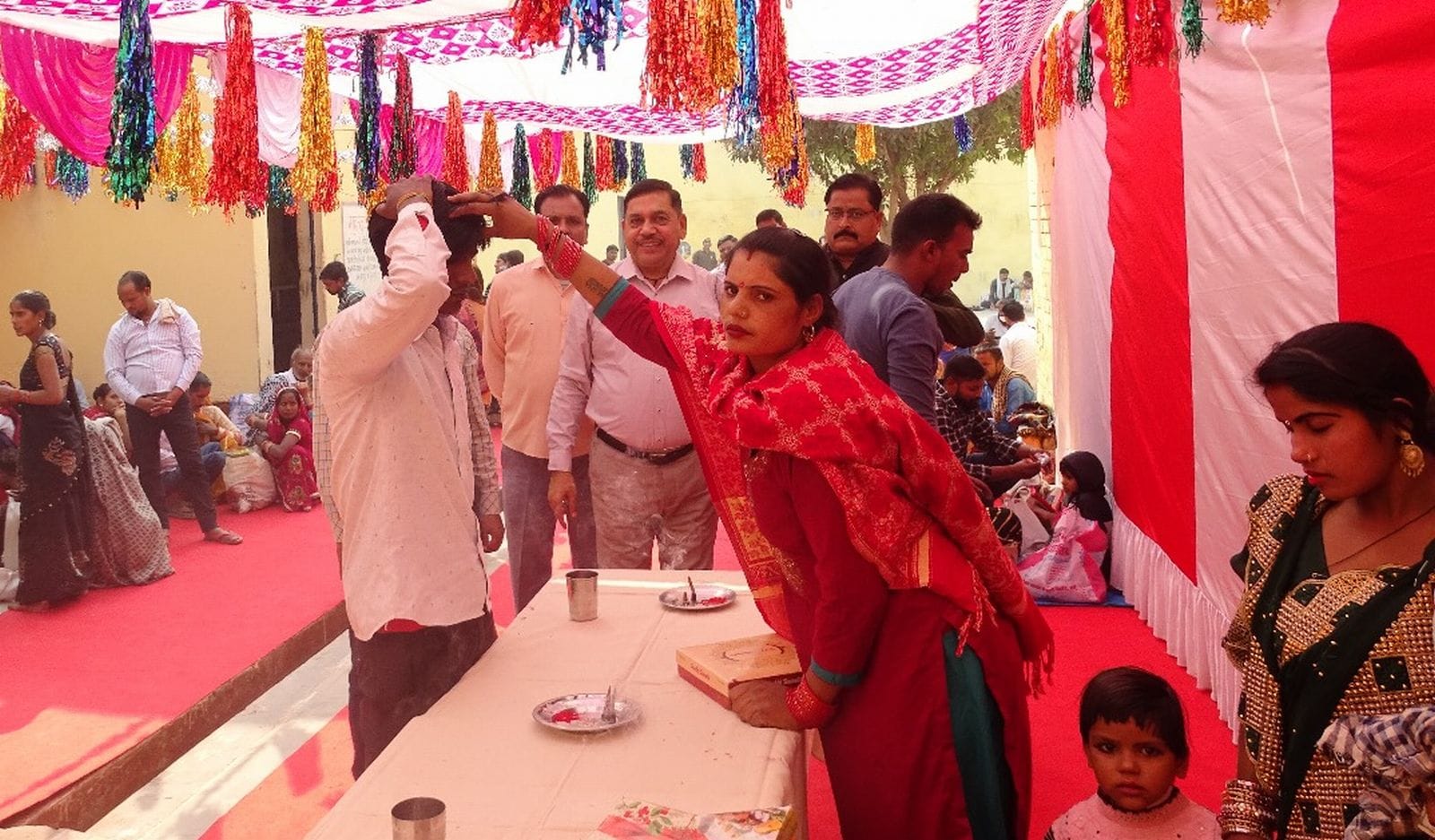 जिला जेल परिसर में भाई को तिलक कर त्योहार मनाती बहन, संवाद जिला जेल परिसर में भाई को तिलक कर त्योहार मनाती बहन, संवाद