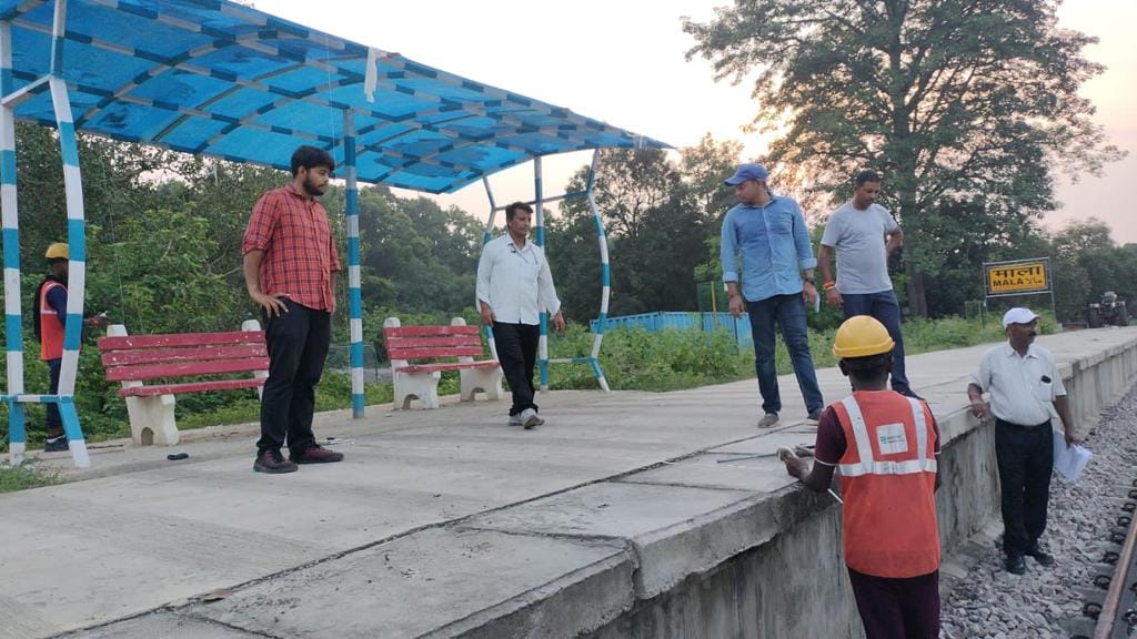 माला स्टेशन पर निरीक्षण करते अधिकारी । स्रोत - रेलवे माला स्टेशन पर निरीक्षण करते अधिकारी । स्रोत - रेलवे