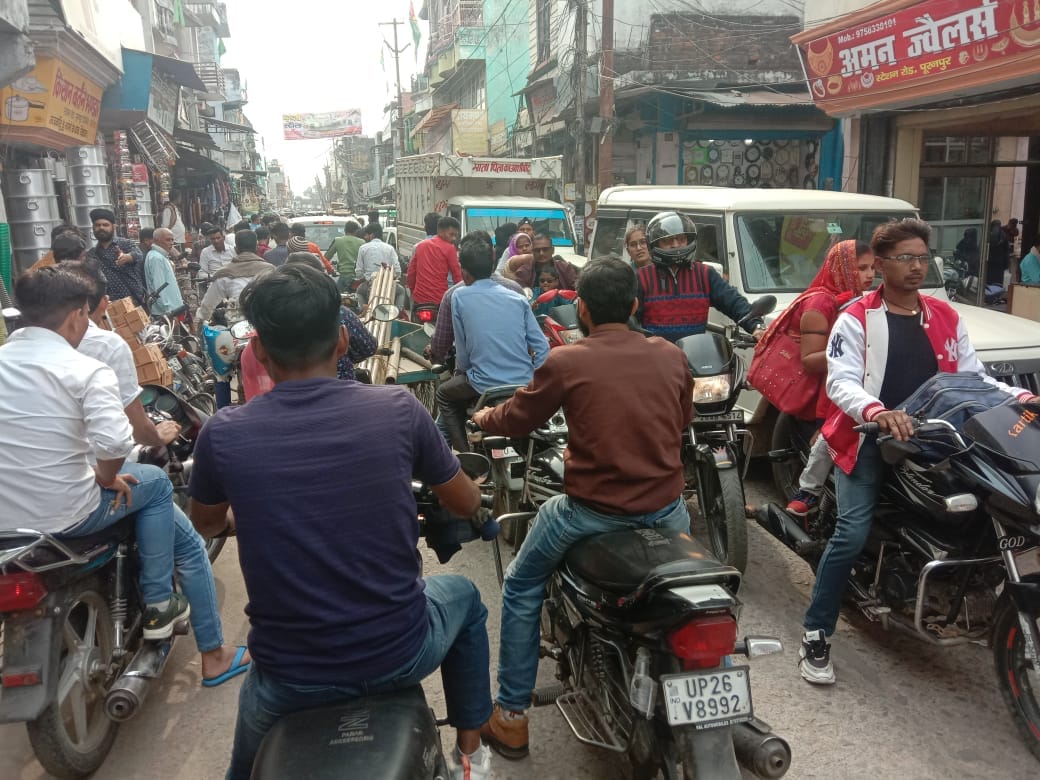 नगर के बंडा रोड पर सड़क किनारे खड़े वाहन । संवाद