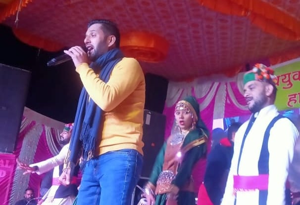 नौहराधार में भैया दूज पर्व पर आयोजित सांस्कृतिक  कार्यक्रम का लुत्फ उठाते ग्रामीण। संवाद