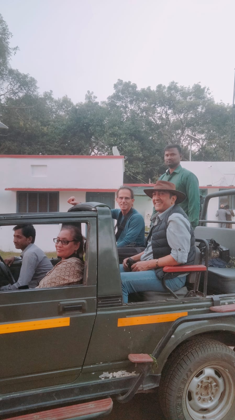 पर्यटन सत्र के शुभारंभ पर हवन पूजन में मौजूद विघायक बाबूराम पासवान व वन अफसर । संवाद पर्यटन सत्र के शुभारंभ पर हवन पूजन में मौजूद विघायक बाबूराम पासवान व वन अफसर । संवाद