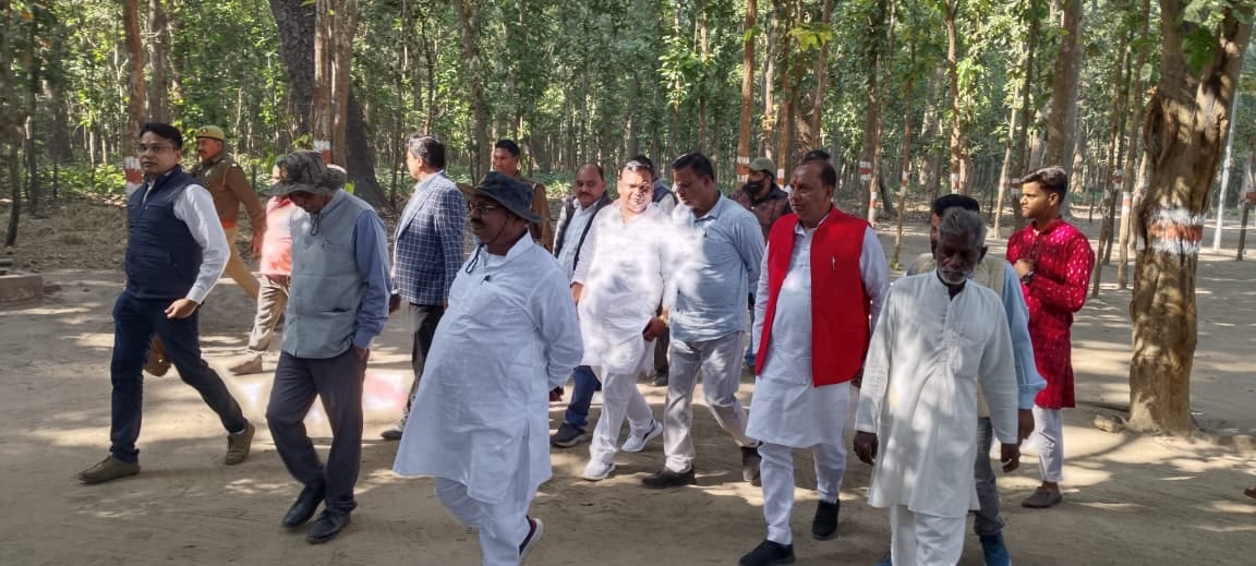 पर्यटन सत्र के शुभारंभ पर हवन पूजन में मौजूद विघायक बाबूराम पासवान व वन अफसर । संवाद पर्यटन सत्र के शुभारंभ पर हवन पूजन में मौजूद विघायक बाबूराम पासवान व वन अफसर । संवाद