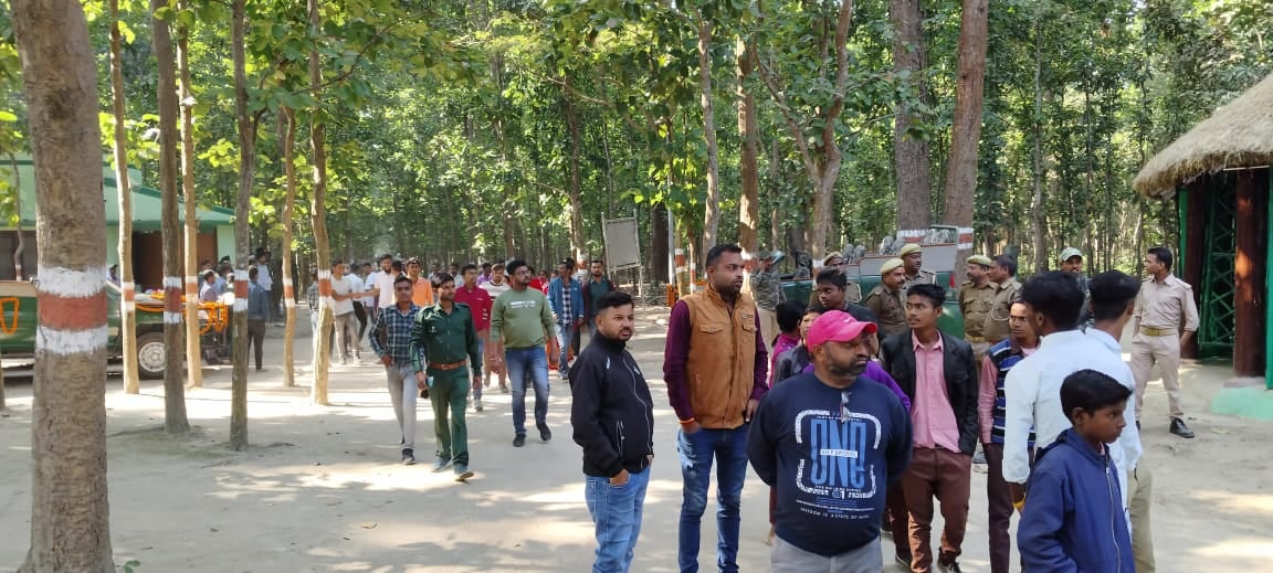 पर्यटन सत्र के शुभारंभ पर हवन पूजन में मौजूद विघायक बाबूराम पासवान व वन अफसर । संवाद पर्यटन सत्र के शुभारंभ पर हवन पूजन में मौजूद विघायक बाबूराम पासवान व वन अफसर । संवाद